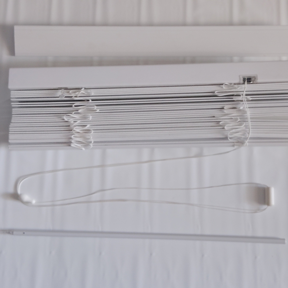 White Cordless Faux Wood Blinds for Windows (L) 22.1/2" in. (H)48"in.